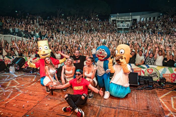 Hit, emozioni e nostalgia: perché “Voglio tornare negli anni ’90” è lo show che ci fa battere il cuore